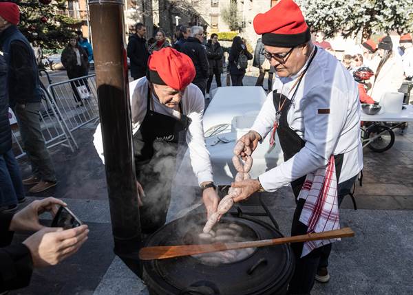 Èxit de la primera festa de lo Mandongo, centrada amb la tradició de la matança del porc