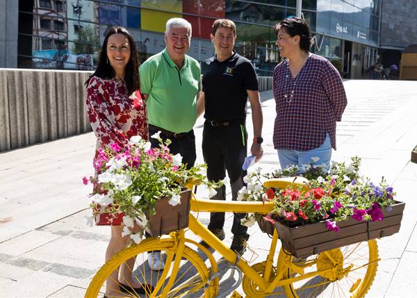 La Massana fusiona flors i bicicletes per embellir la parròquia