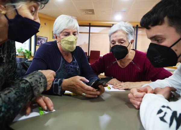 La Massana reprèn les activitats intergeneracionals amb un taller de mòbils